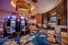 Pengguna Indonesia memainkan Baccarat di kasino langsung kapten88 melalui smartphone